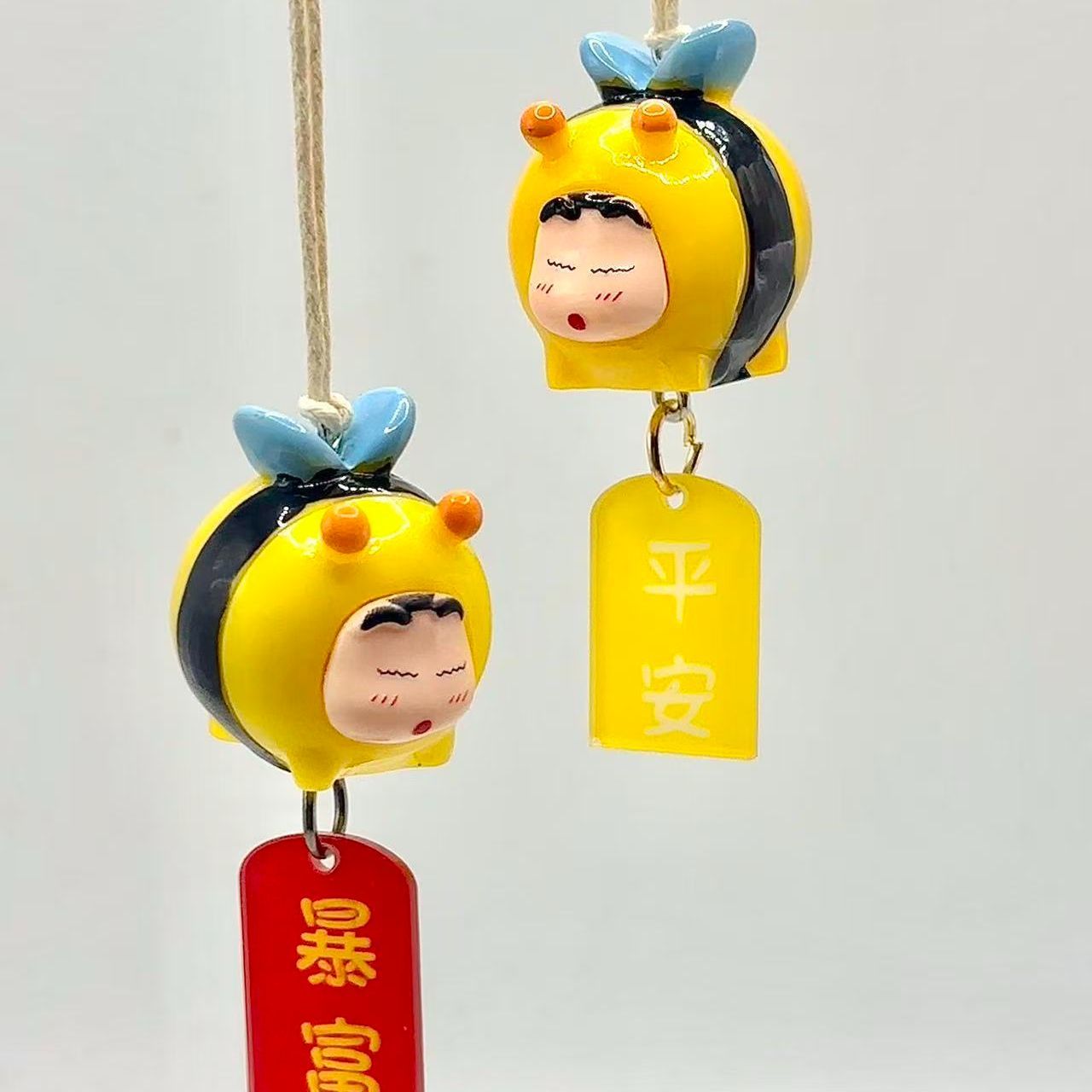 Car Accessories Hanging - Figurina Cosplay di Crayon Shin-chan Bee,